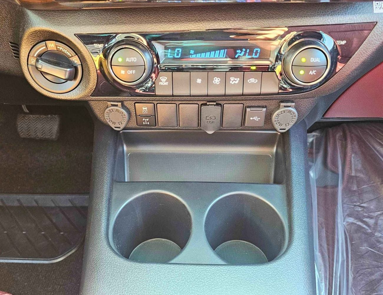 تويوتا هيلوكس SR5 TRD || WOOD INTERIOR W VISOR | 4.0L PETROL V6 4WD | BLIND SPOT | DIFFLOCK | DVD+CAMERA | READY S
