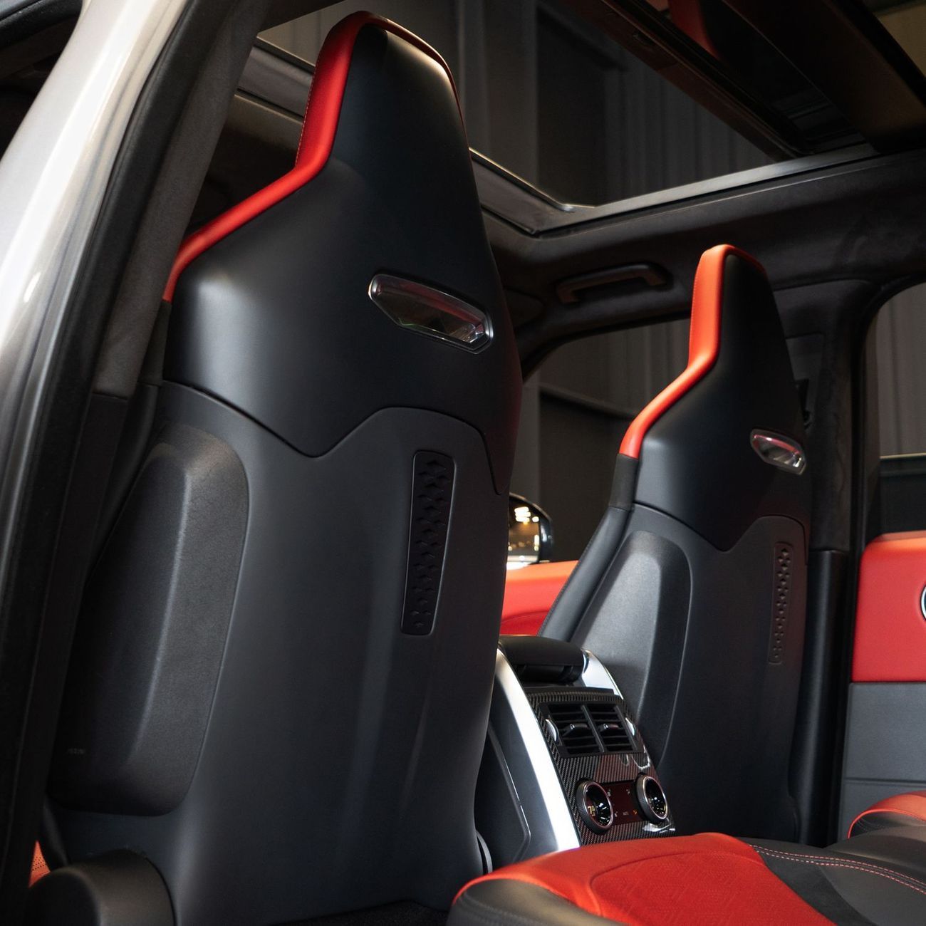 لاند روفر رينج روفر سبورت AED 4,407 pm • 0% Downpayment • Range Rover Sport SVR Carbon Edition • 1 Year Warranty