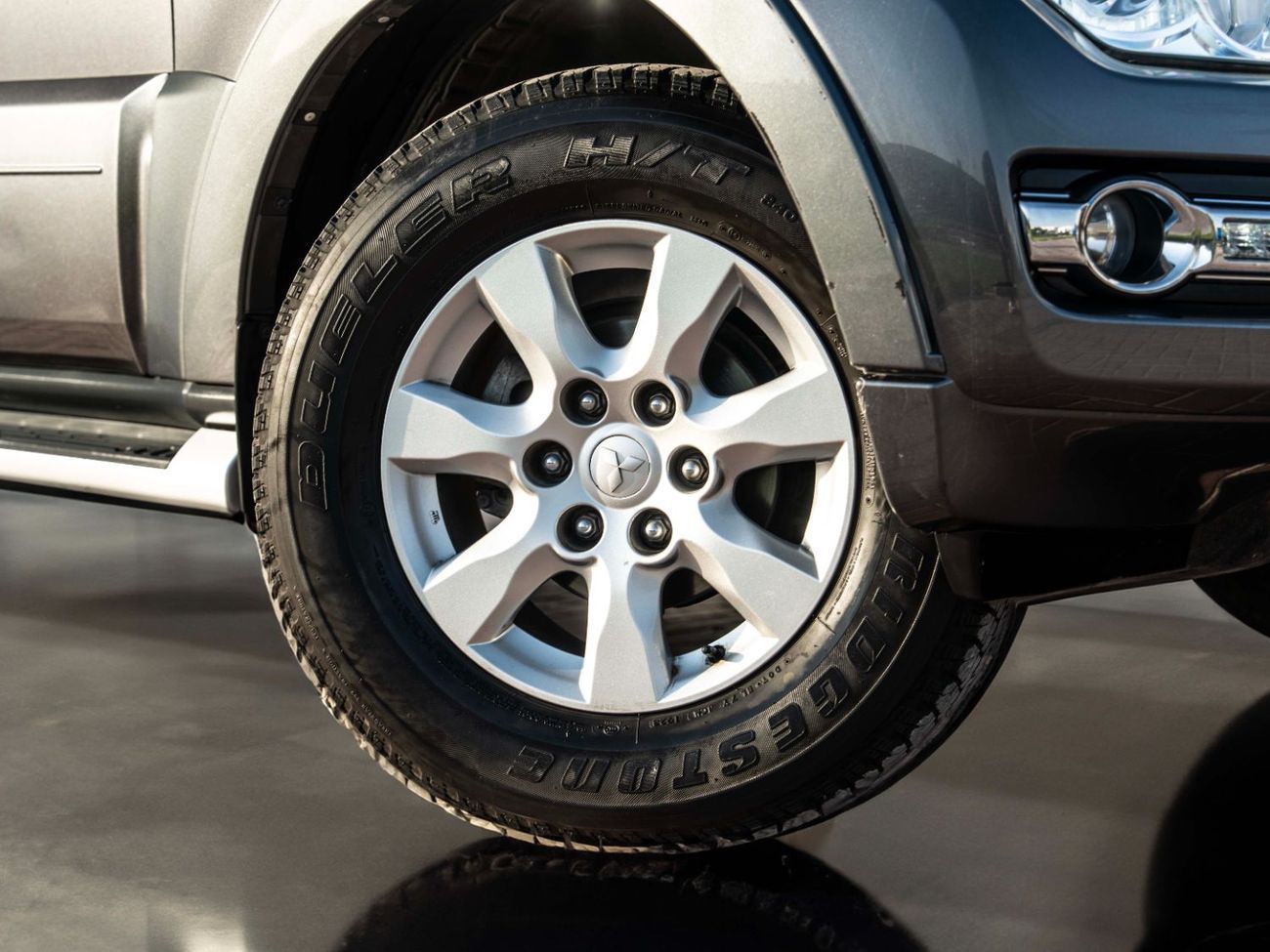 ميتسوبيشي باجيرو GLS Base 3.5L (7 Seater)