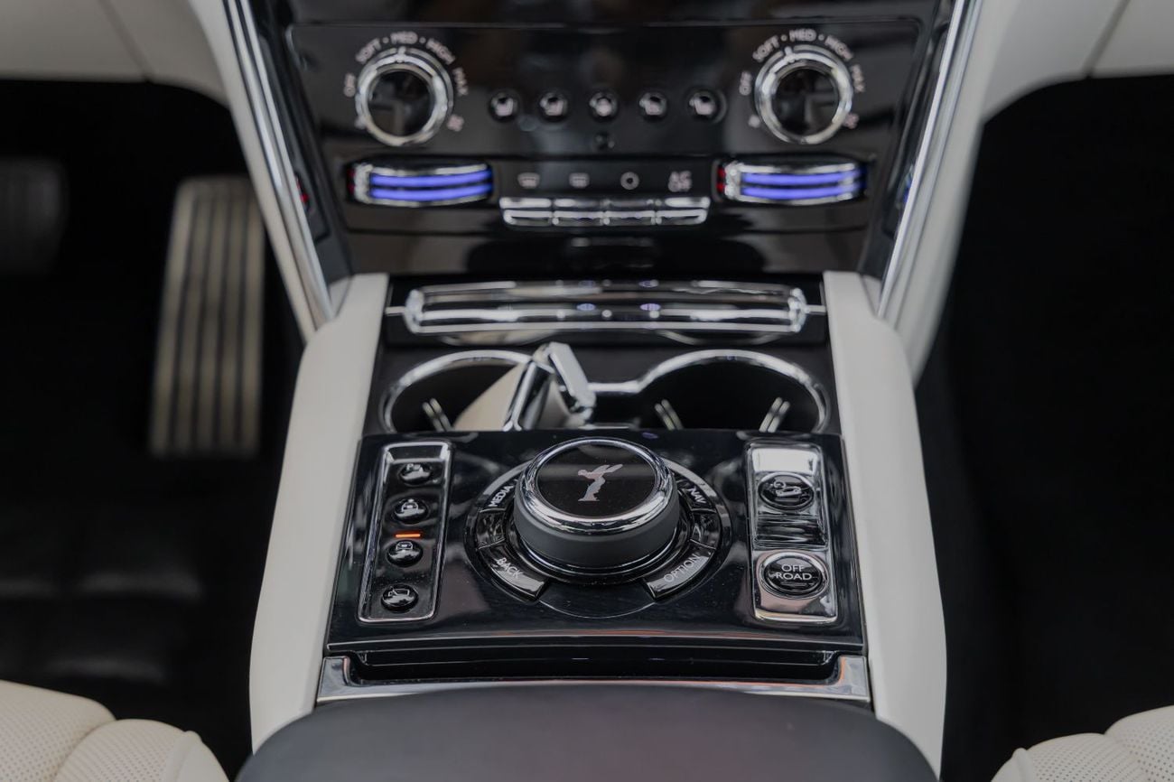 Rolls-Royce Cullinan ROLLS-ROYCE CULLINAN | SILVER BADGE | FULL OPTIONS | BESPOKE SOUND SYSTEM | GCC SPECS | 2025