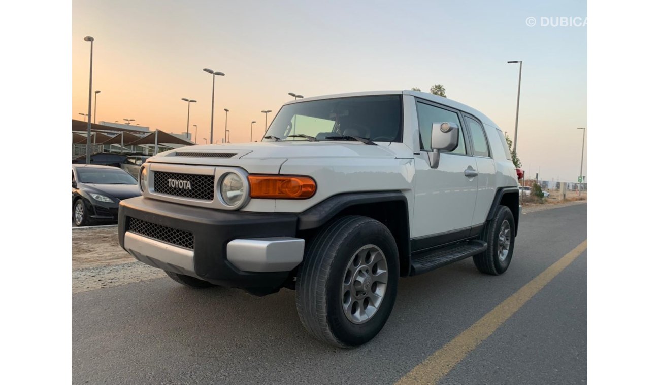 Toyota FJ Cruiser Toyota FG model 2011  gcc very celen car km 208,987 AED 52,000