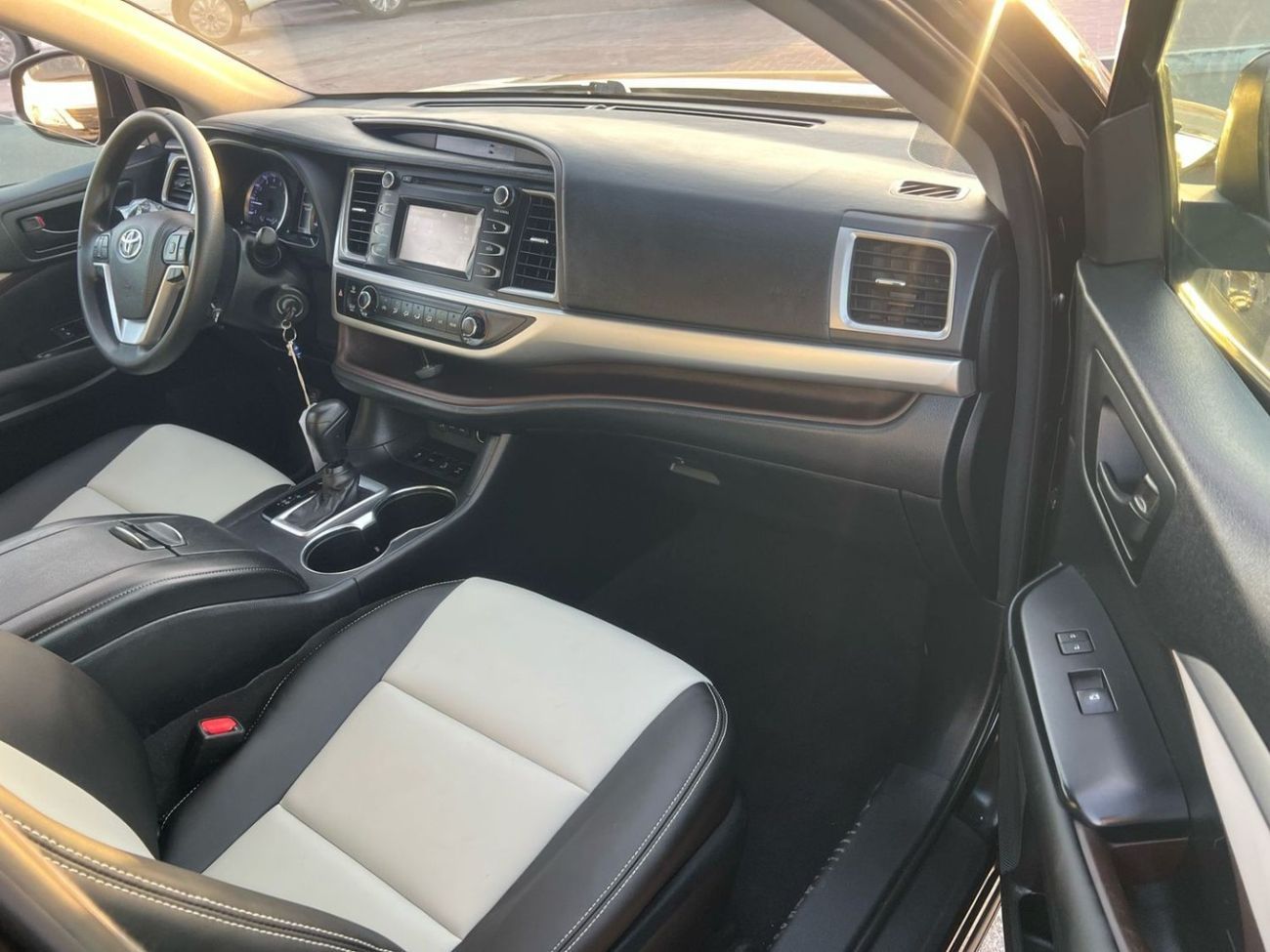 Toyota Highlander 2018 TOYOTA HIGHLANDER V6 3.5L - 4 WHEEL DRIVE (4X4 - LEATHER SEATS WITH 7 SEATER -