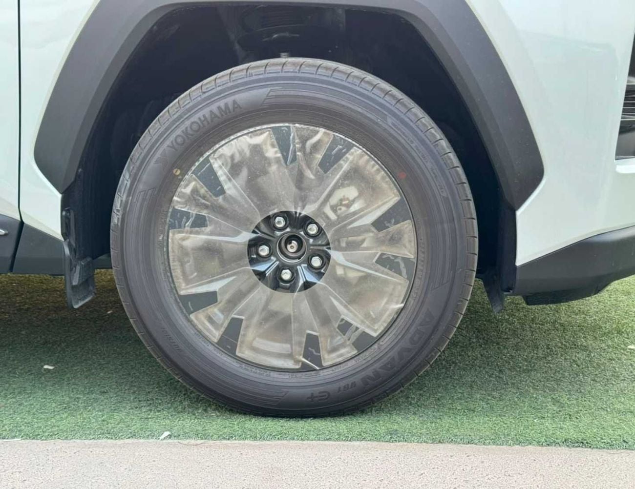 تويوتا راف ٤ LE XLE-G MID OPTION || 2.0L PETROL V4 / SUNROOF / DRIVER PWR SEAT / BIG DVD / REAR CAMERA (CODE # RVPXL