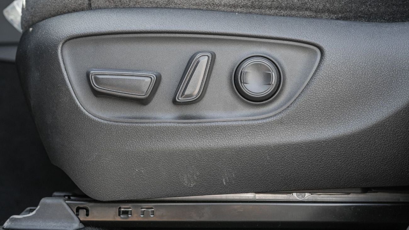 Toyota Land Cruiser 2025 Toyota Land Cruiser GXR 4.0L AT Petrol (White-Black)