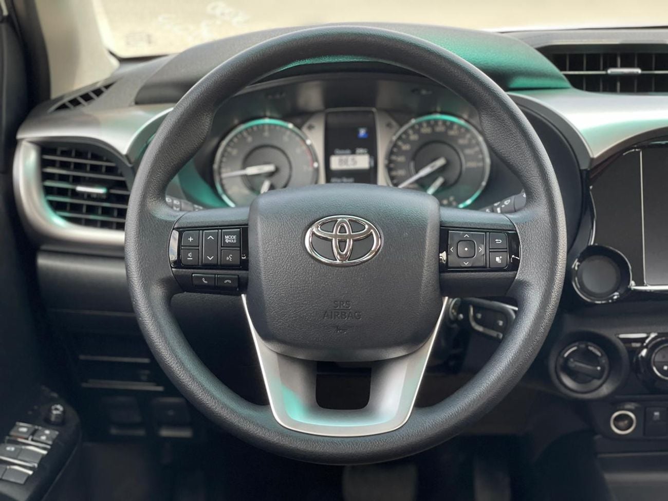 تويوتا هيلوكس GLXS SR5 2.7L 4X4