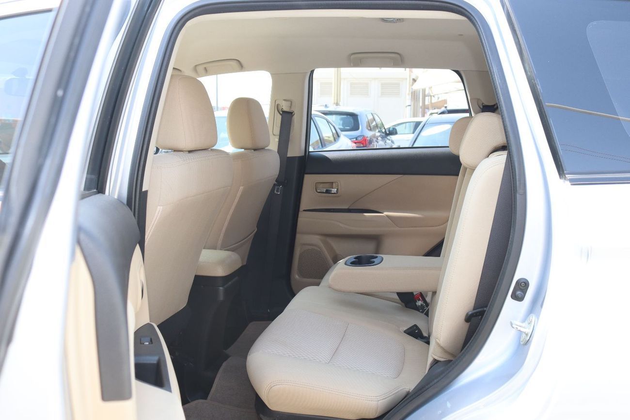 ميتسوبيشي آوتلاندر ميتسوبيشى آوتلاندر 2016-7 مقاعد -  خليجى بحاله ممتازه ممشى 155000 كم بمحرك  2.4L بسعر 30000 درهم