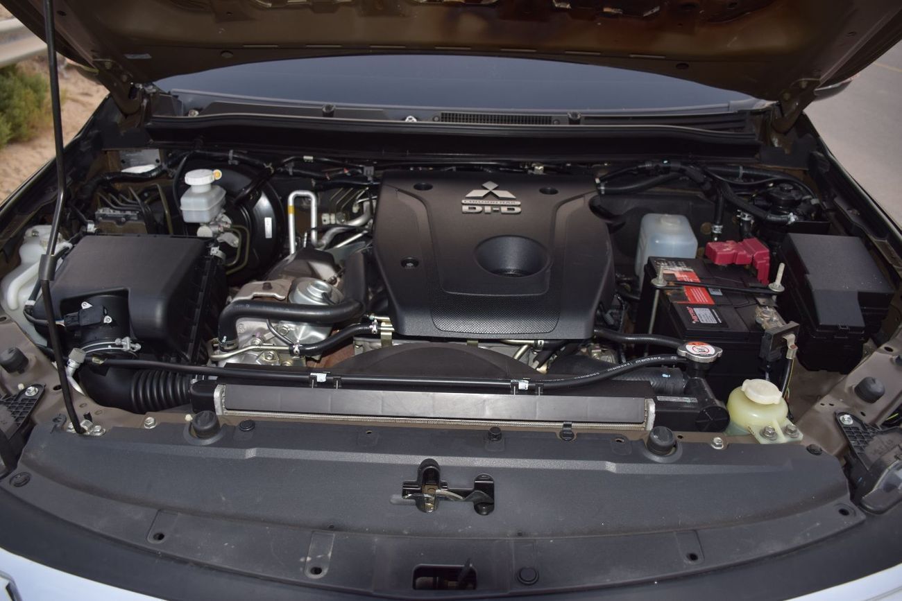 ميتسوبيشي باجيرو سبورت 4x4 Diesel 2.4L ( Right Hand )