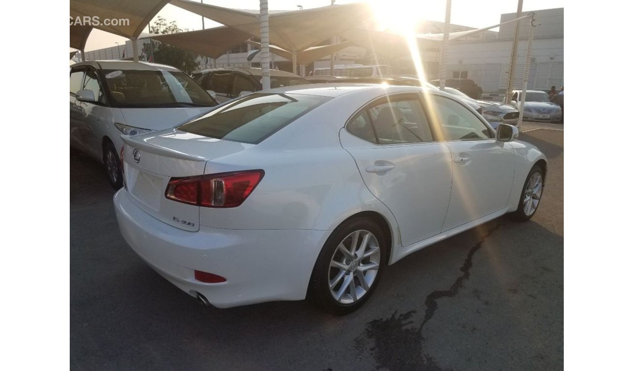 Lexus IS300 Lexus IS 300 GCC 2011 GCC without accident without dye in agency condition