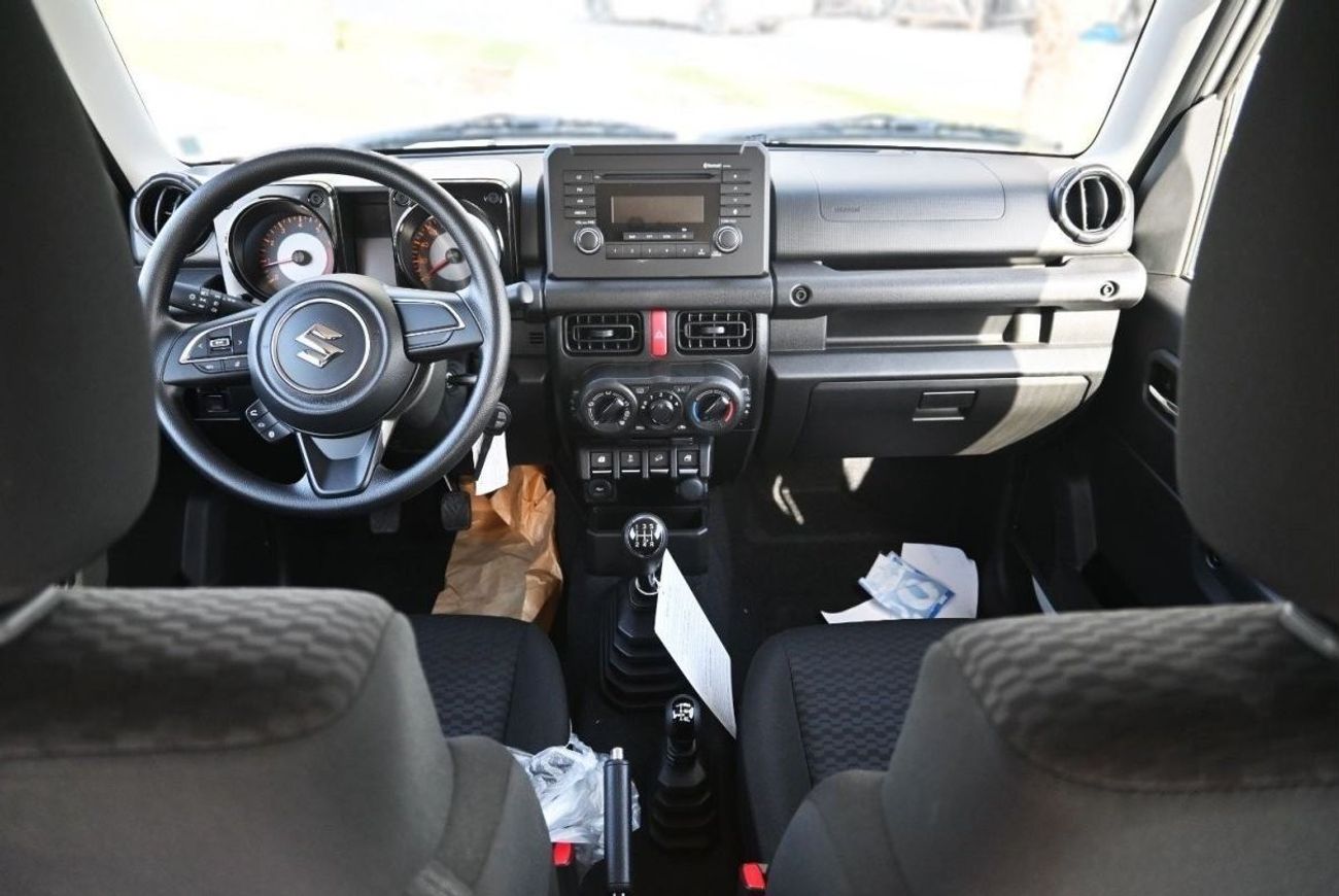 سوزوكي جيمني سوزوكي جيمني موديل 2024 بنزين 1.5 لتر ناقل الحركة يدوي ابيض من الخارج اسود من الداخل