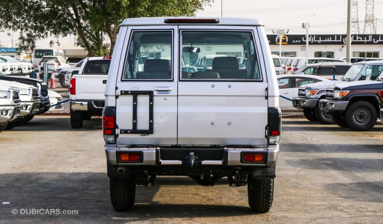 Toyota Land Cruiser Hard Top TOYOTA LAND CRUISER HARDTOP 4.0L V6 GCC ( WOOD - FOG LIGHT - WINCH )