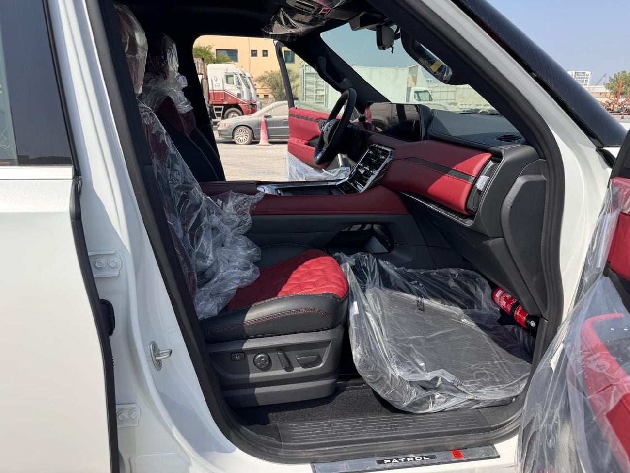 نيسان باترول LE بلاتينيوم سيتي (الخارج: أبيض لؤلؤي، الداخل: عنابي)