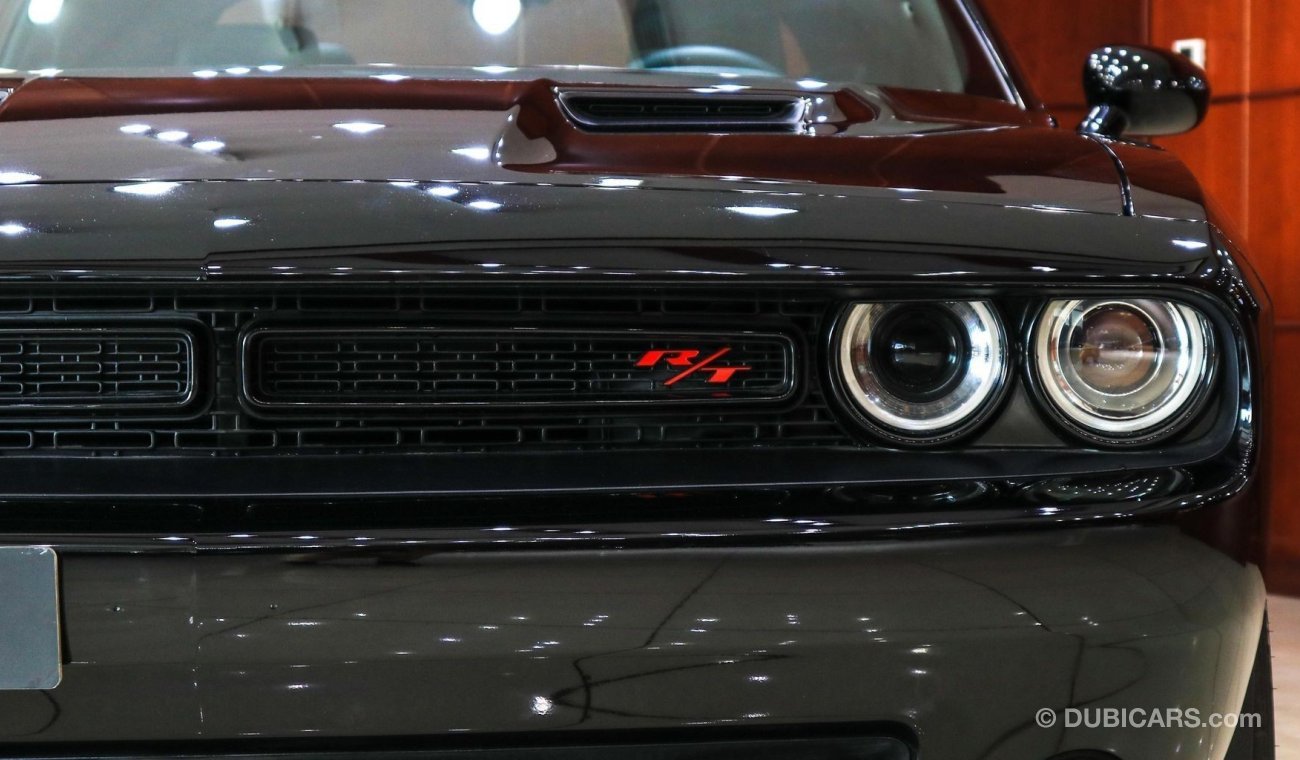 Dodge Challenger 6.4 L HEMI