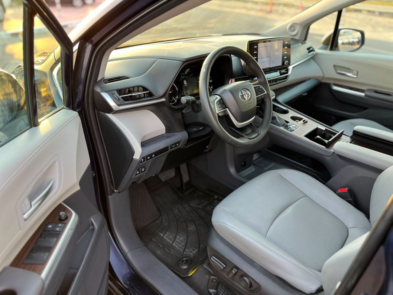 تويوتا سيينا  2024 Toyota Sienna XLE Hybrid Full Option 2.5L V4 - 7 Seater Doors Full Auto With Radar - Rear Camer