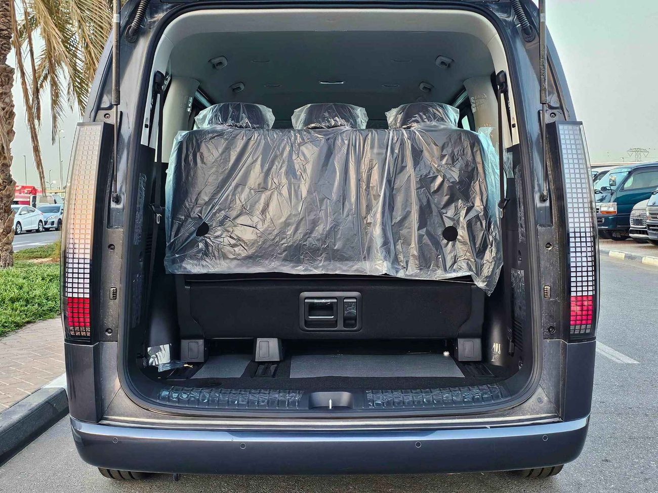 هيونداي ستاريا 3.5L V6  PETROL A/T / PUSH START / COMFORT 11 SEATER (CODE # 68029)