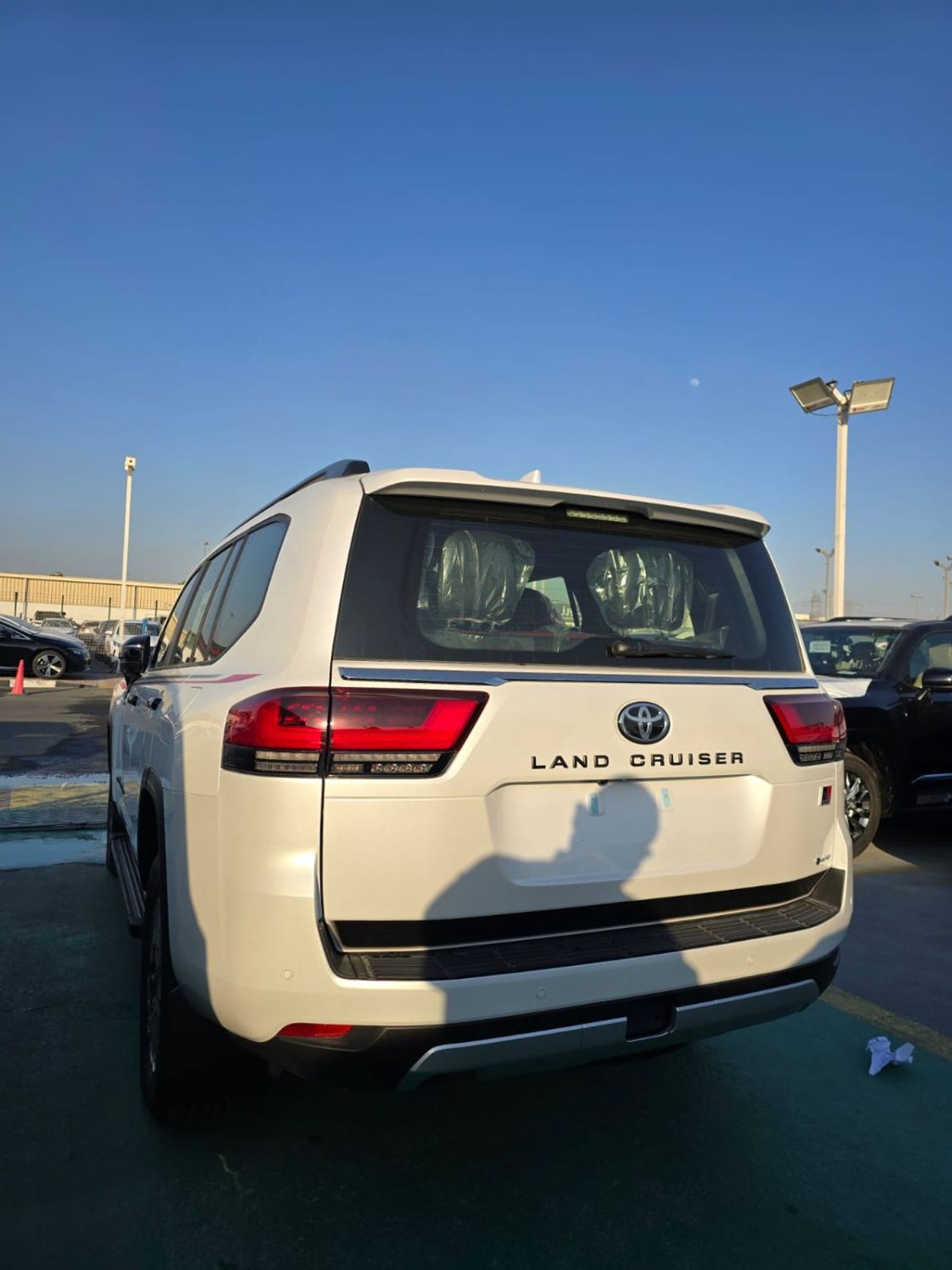 تويوتا لاند كروزر تويوتا لاندكروزر LC300 هجين فئة GR موديل 2026 – فل أوبشن – أبيض خارجي / جلد أحمر داخلي