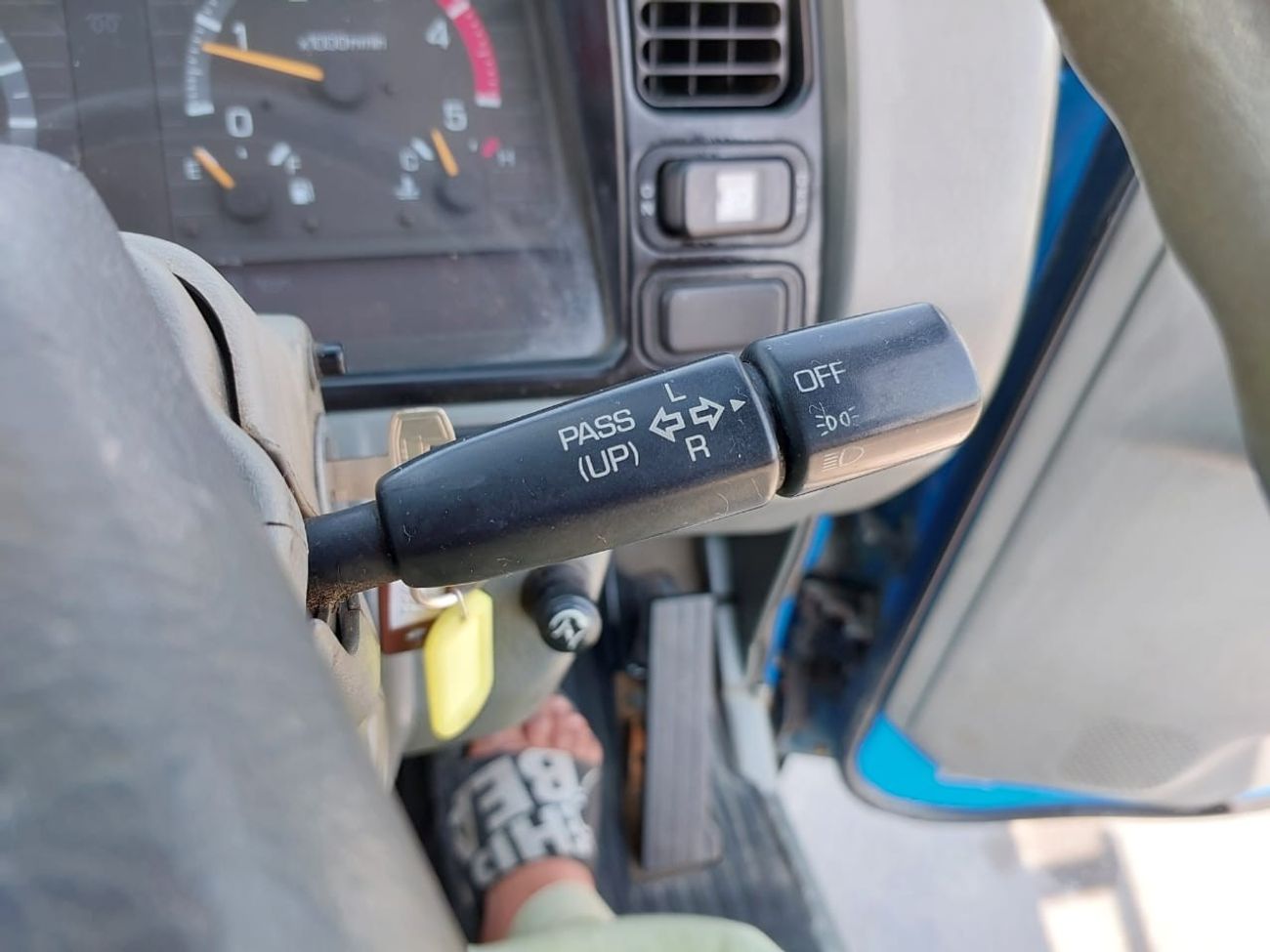 ميتسوبيشي فوسو كانتير MITSUBISHI CANTER TRUCK RHD 1997  MODEL 4.5 L DIESEL MANUAL(PM23164)