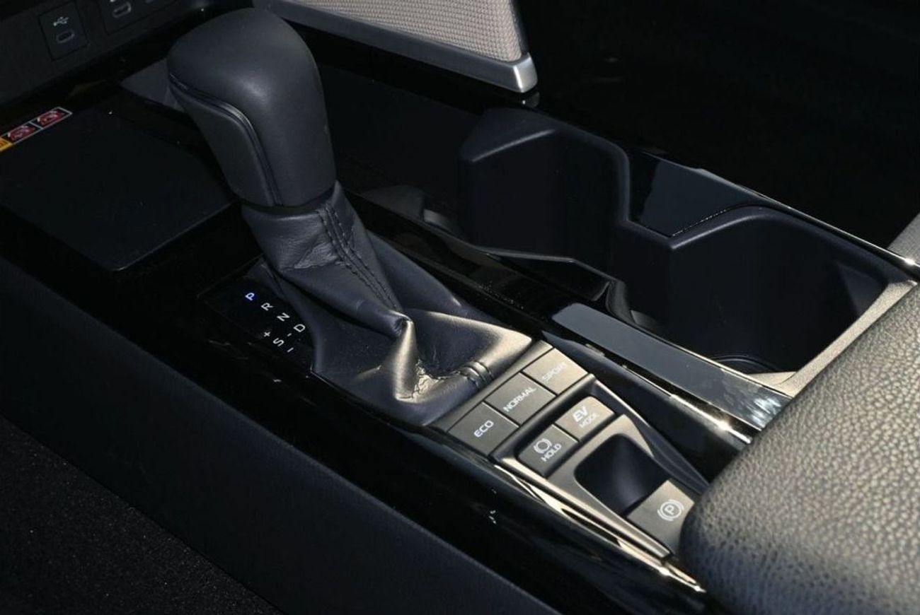 Toyota Camry Toyota Camry LE 2.5L Hybrid, Model 2025 Color White (Export Price)