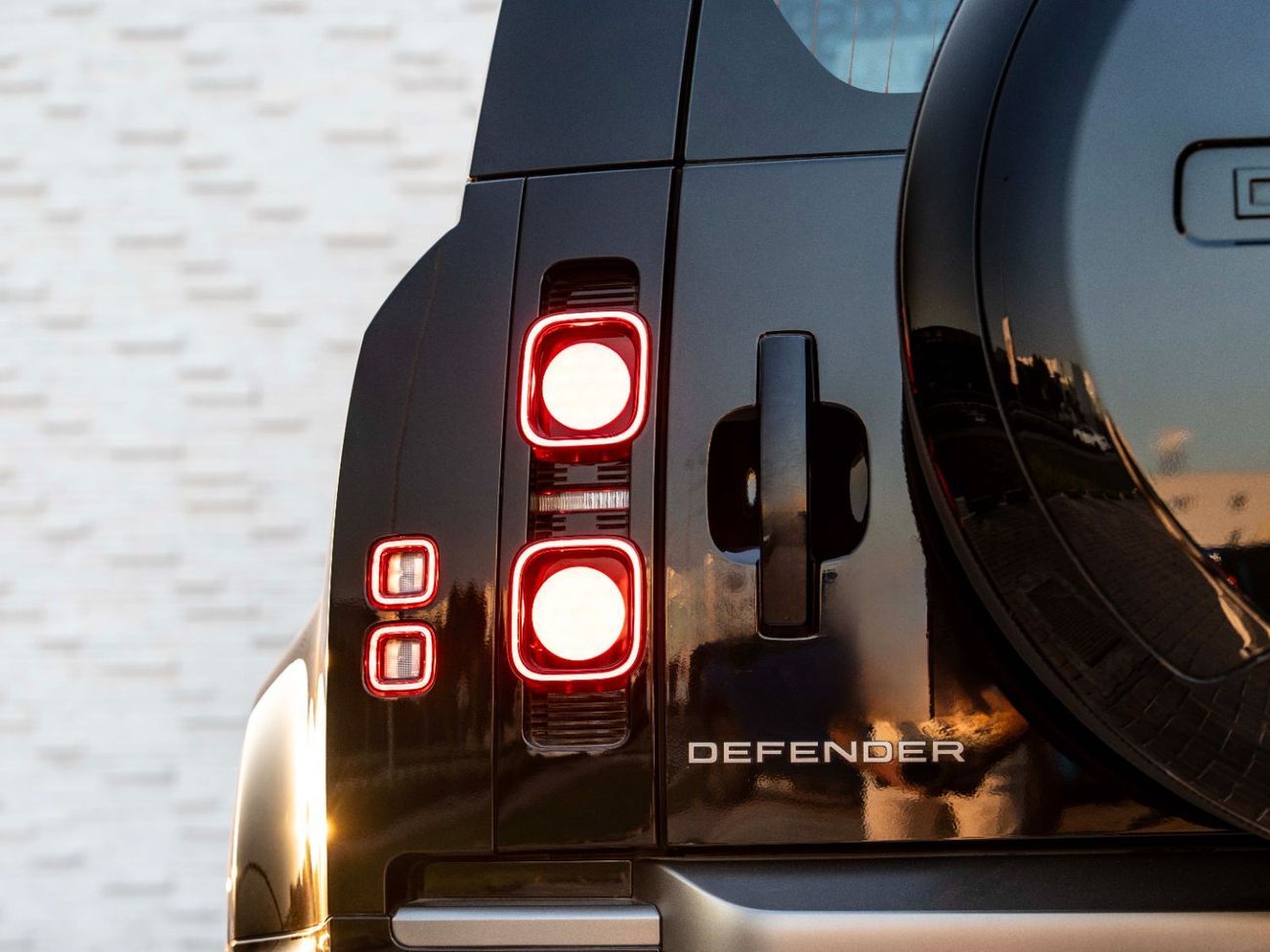 Land Rover Defender P400 110 X-Dynamic HSE 3.0L (5 Seater)