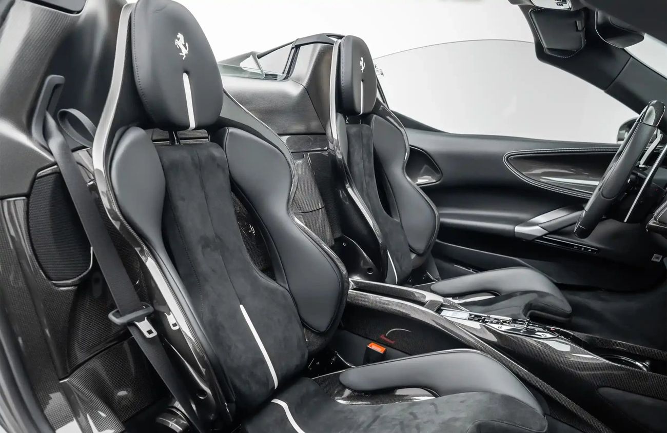 فيراري SF90 سبيدر 4.0L V8 Twin-Turbocharged Engine + eMotor