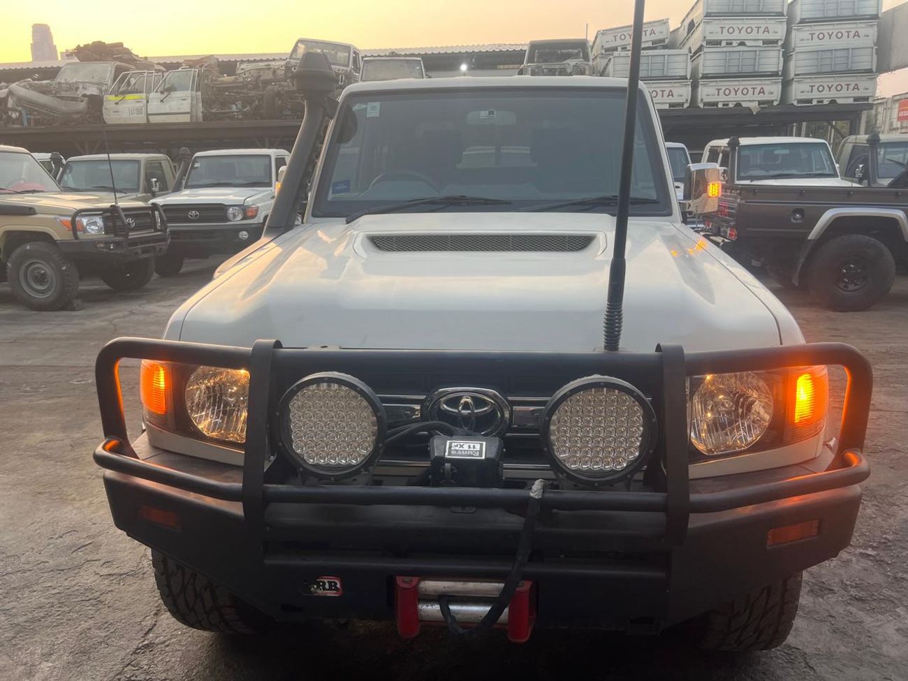 تويوتا لاند كروزر بيك آب TOYOTA LAND CRUISER PICK UP MODEL 2022 DIESEL V8 RHD