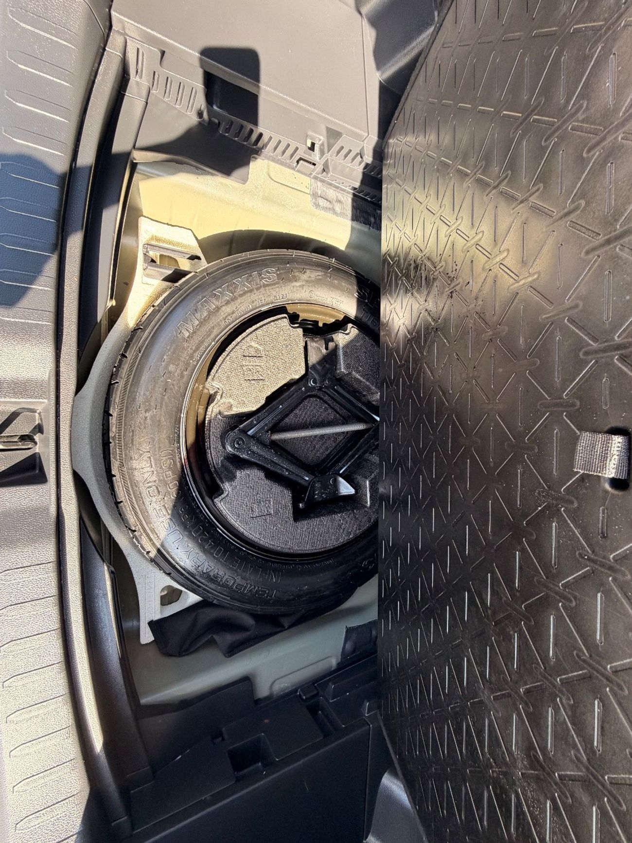 Toyota RAV4 XLE 2.5 L AWD leather seats, push start 2024