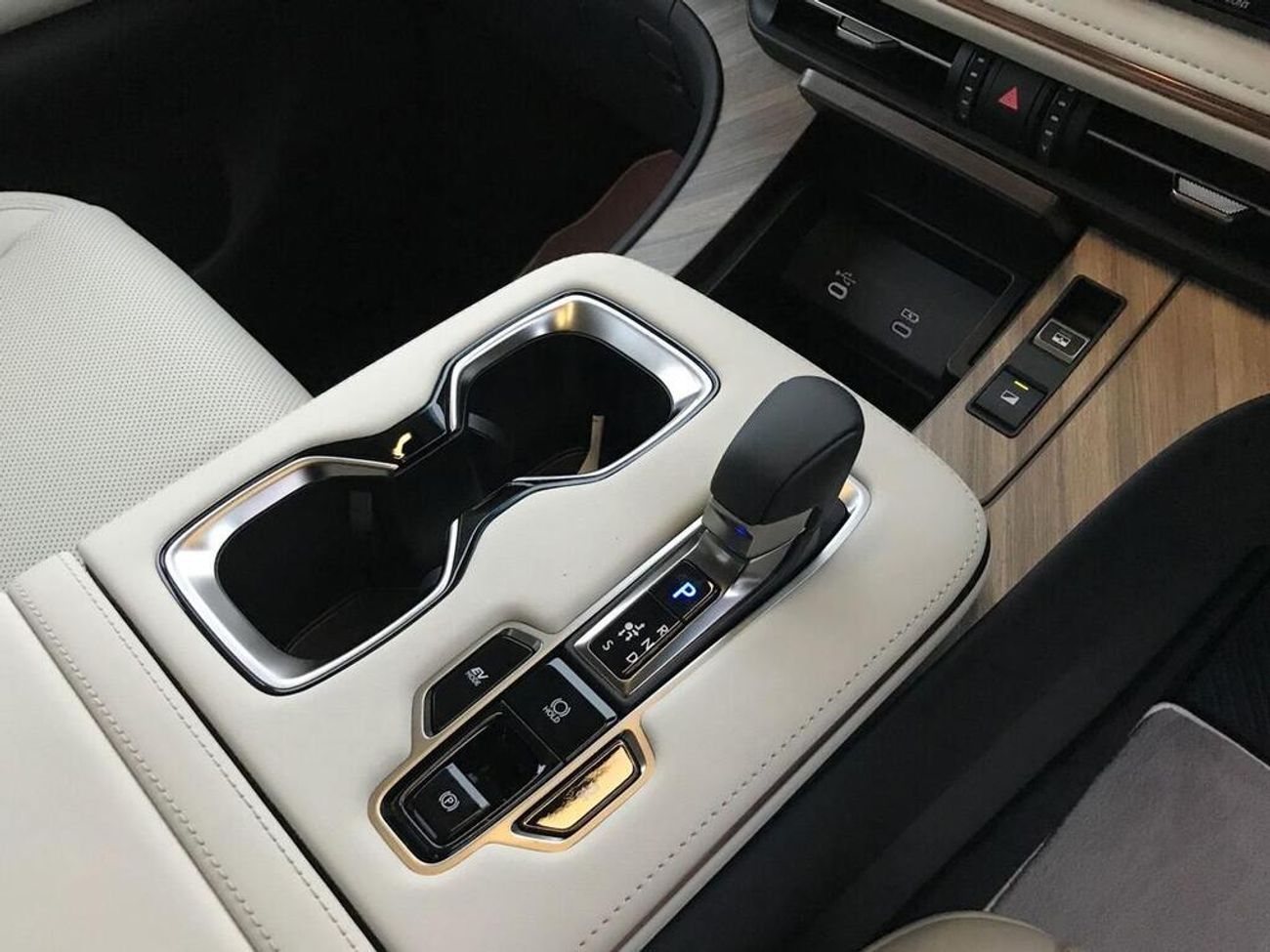 Lexus LM 350h 2.5 350h Takumi E-CVT AWD Euro 6 (s/s) 5dr ( EXPORT ONLY) RIGHT HAND DRIVE