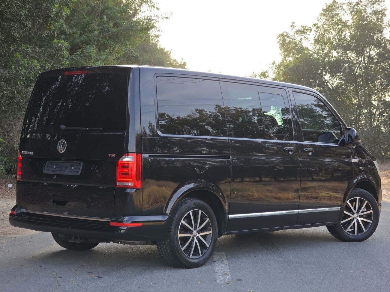 Volkswagen Multivan Hihgline 2.0L MULTIVAN HIGHLINE 2016 GCC FULL OPITION // PERFECT CONDITION