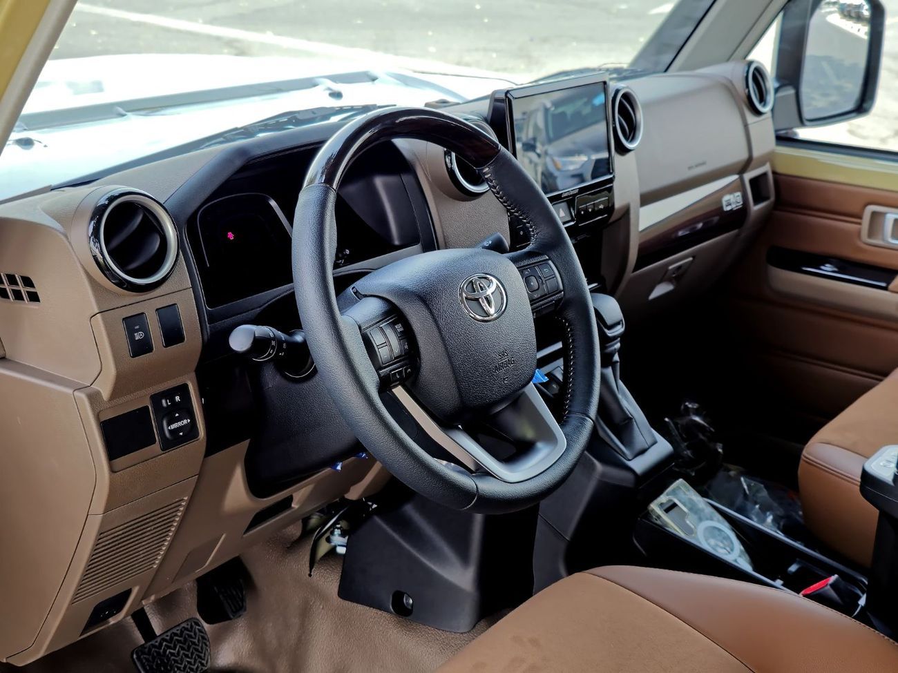 تويوتا لاند كروزر بيك آب TOYOTA LC79 PETROL DOUBLE CABIN 4.0 - FULL OPTIONS - AT - 2025 - BEIGE - OMANI