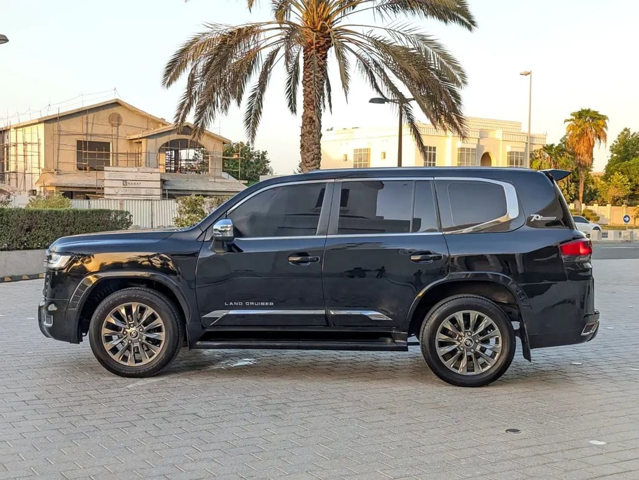 Toyota Land Cruiser GXR FACELIFTED WITH INTERIOR AND EXTERIOR GCC V6 IN EXCELLENT CONDITION
