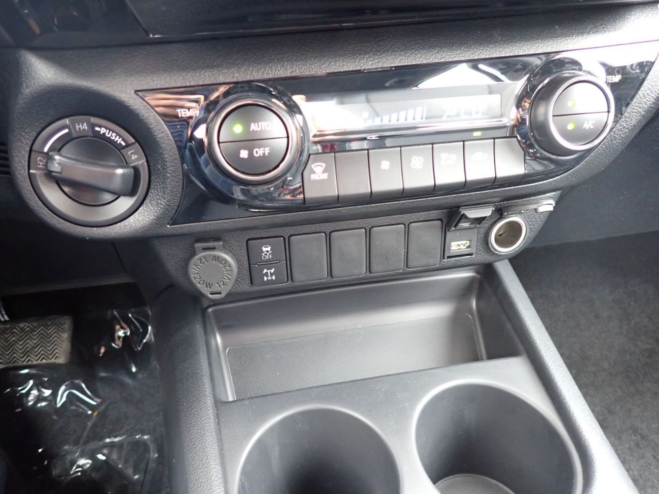 تويوتا هيلوكس 2025 Toyota Hilux Adventure Double Cab Pickup 2.8L 4-Cyl Turbo Diesel A/T 4x4 Only for Africa