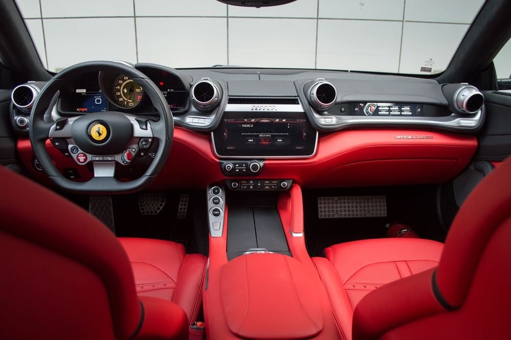 Ferrari GTC4Lusso interior - Cockpit