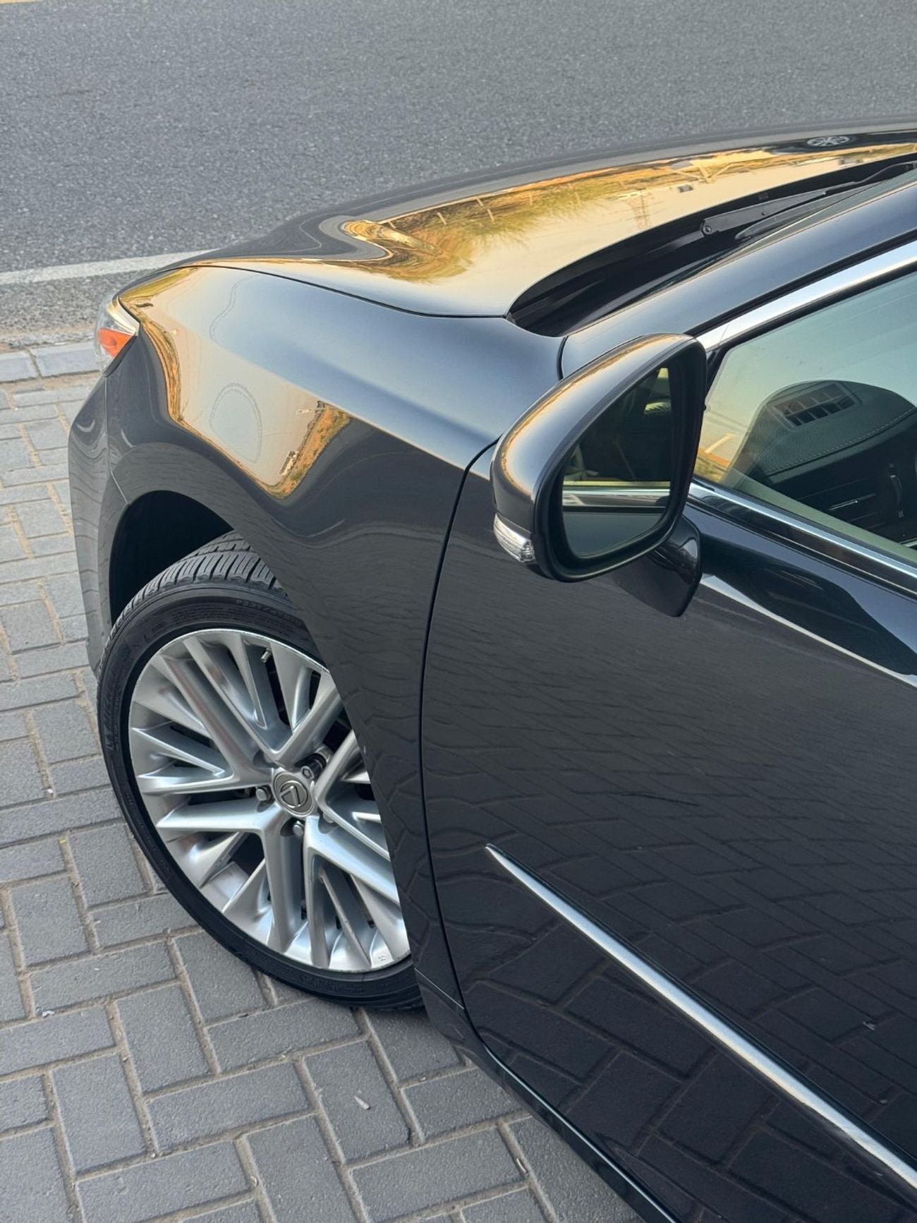 لكزس ES 350 3.5 V6 /PLATINUM / LOW MILEAGE / SCREEN /COOLING AND HEATING SEATS  / IN PERFECT CONDITION
