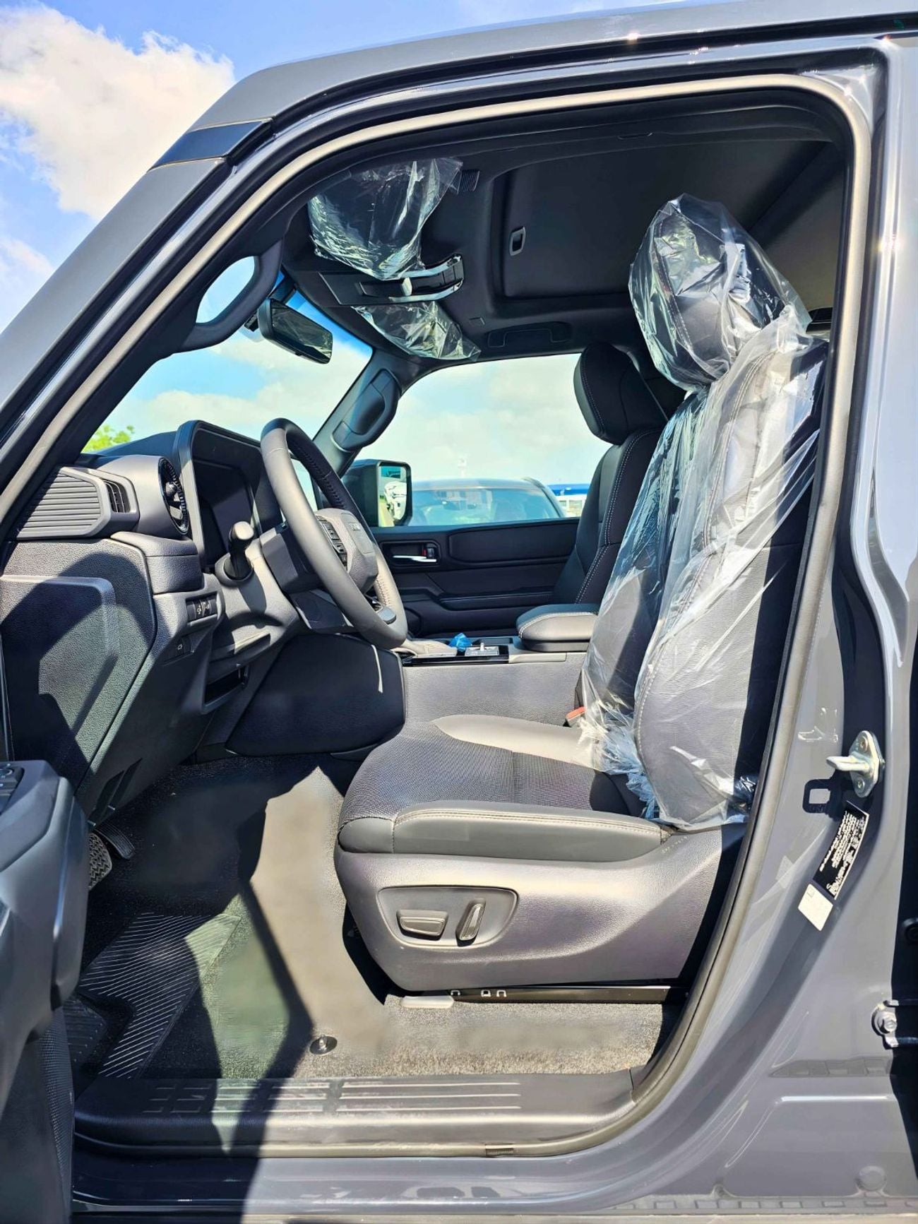 تويوتا برادو ALL ROUNDER / 2.4L PETROL V4 / SUNROOF / DRIVER POWER SEAT / COOL BOX / MID OPTION (CODE # R2)