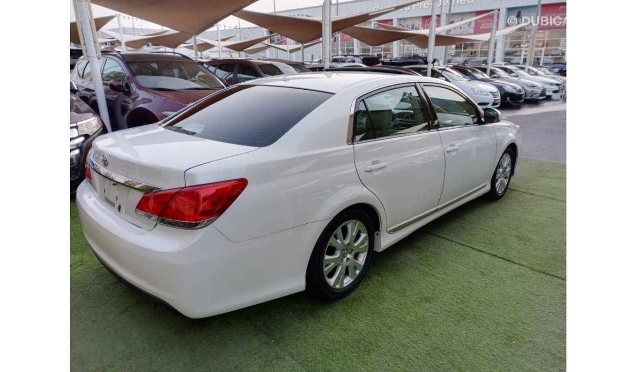 Toyota Avalon 2011 model, leather hatch, cruise control, sensor wheels, in excellent condition