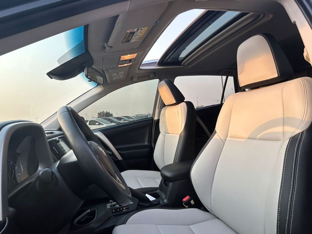 Toyota RAV4 2017 Toyota Rav4 Full Option XLE 2.5L V4 - Front / Back Sensors & Radar - Auto Trunk Push Start -