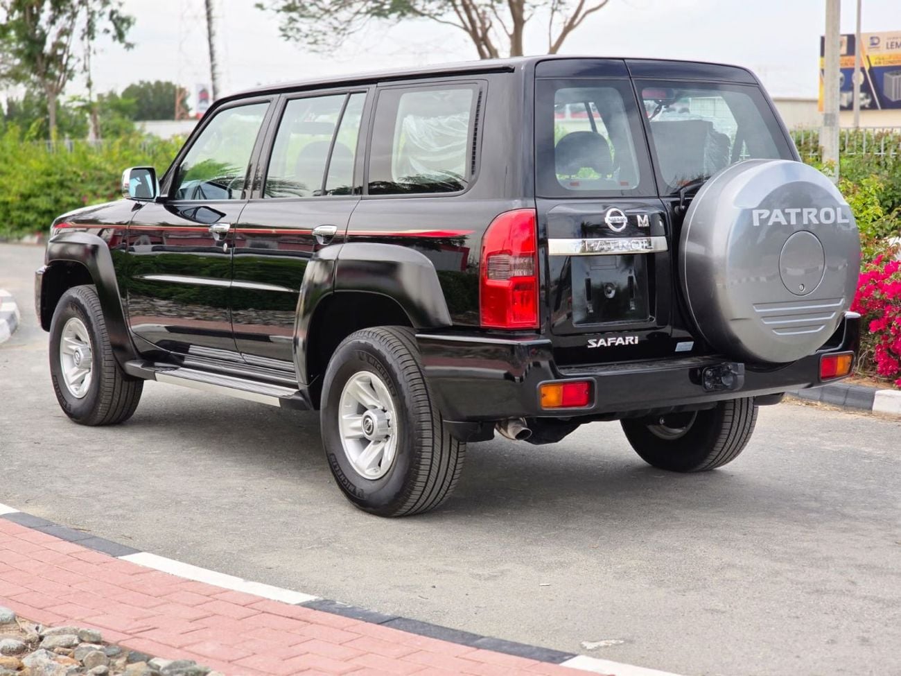 Nissan Patrol Safari Safari 4.8L M/T 2022 GCC LOW MILEAGE IN MINT CONDITION