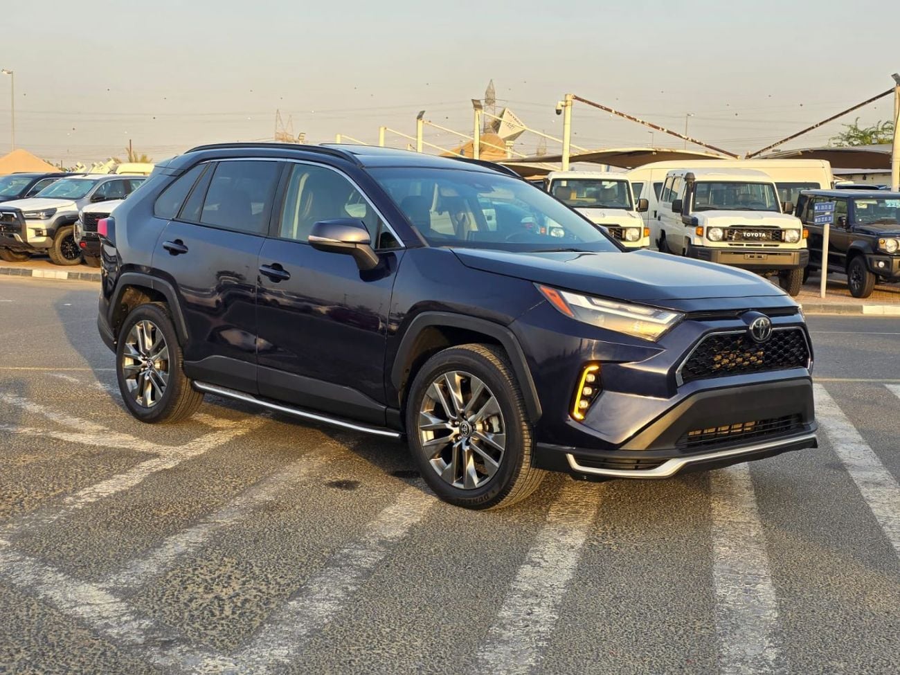 Toyota RAV4 XLE Premium Full option sunroof , Push button , Original leather seats and trunk automatic