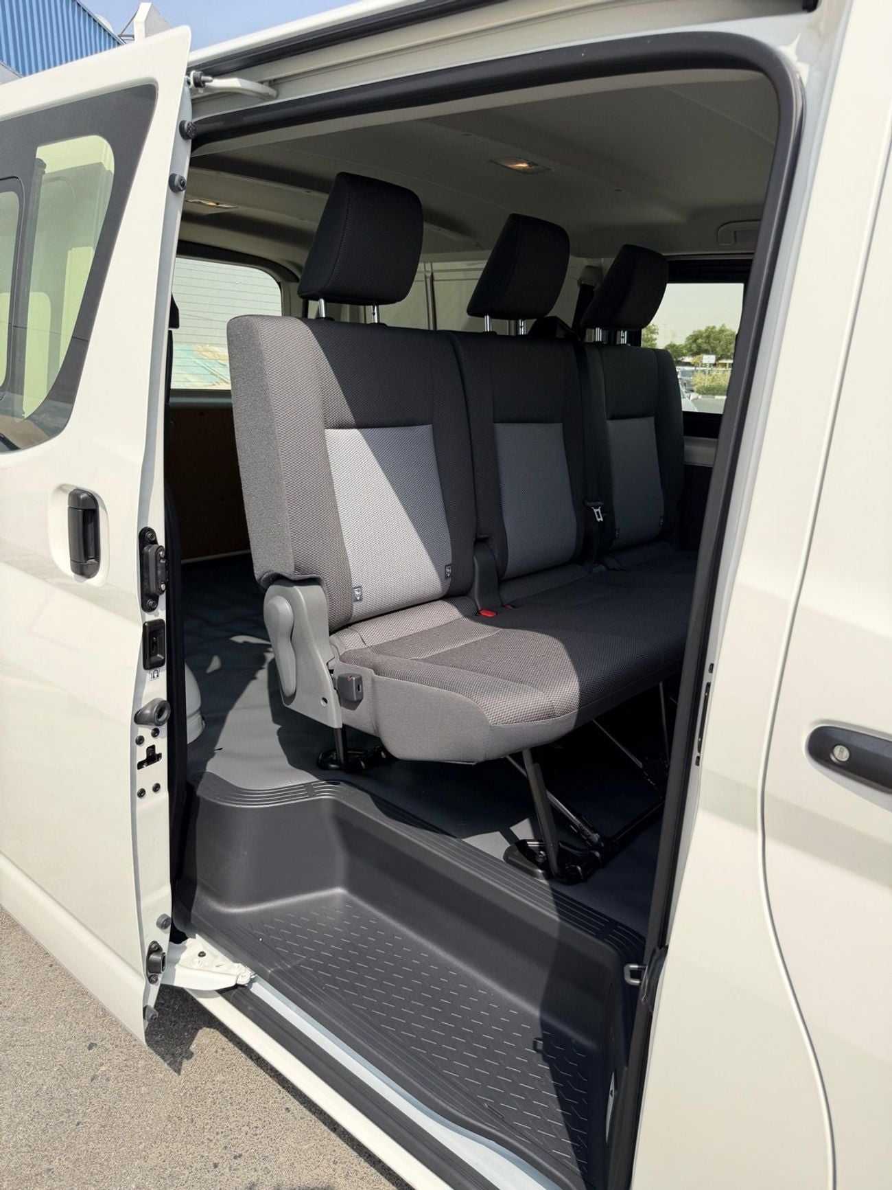 Toyota Hiace GL TOYOTA HIACE 6 SEATER GLASS VAN