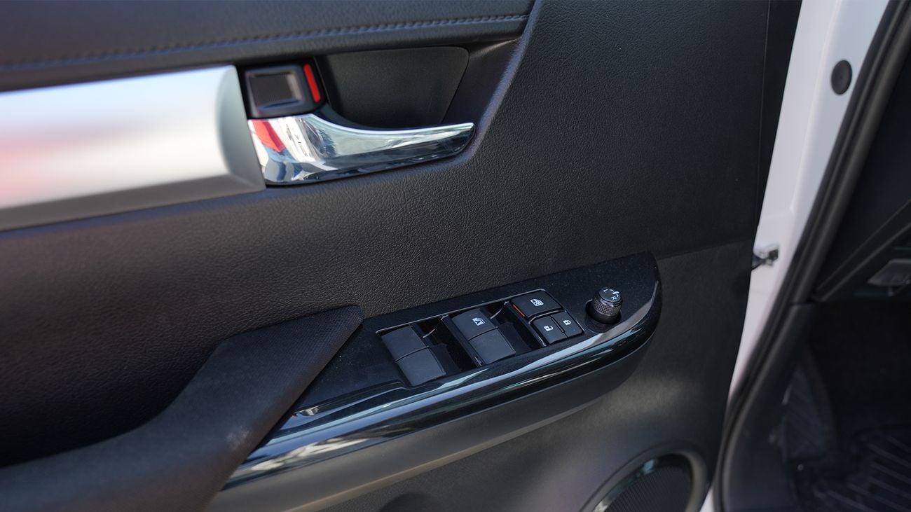 تويوتا هيلوكس SR5