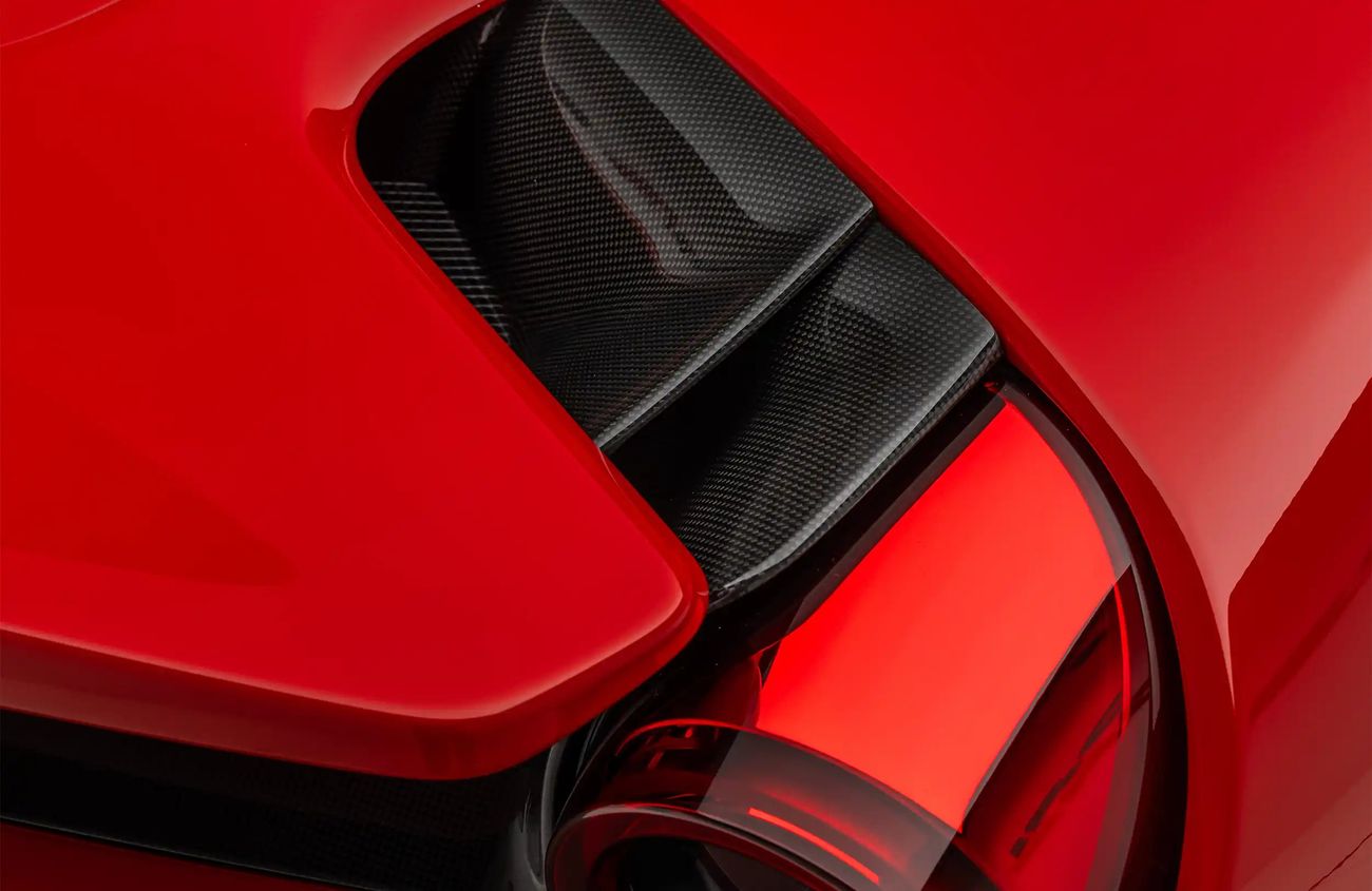 فيراري 488 بيستا سبايدر 3.9L V8 Twin-Turbocharged Engine