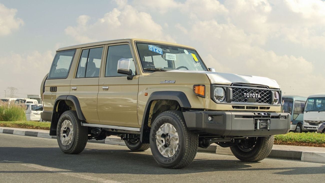 تويوتا لاند كروزر 70 2026 Toyota Land Cruiser LC76 4.0L AT Petrol Full Option (Beige)