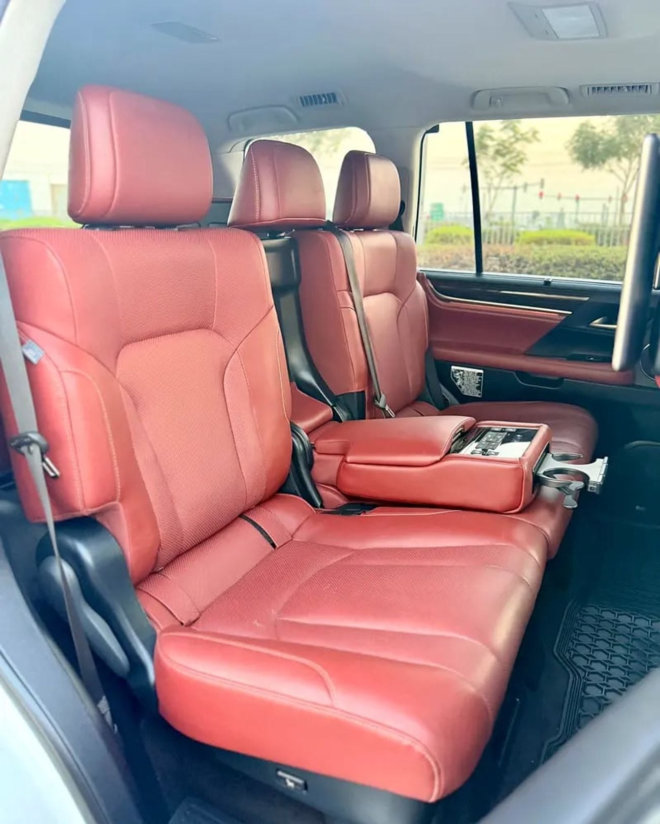 لكزس LX 570 بلاتينيوم - Canadian Specs