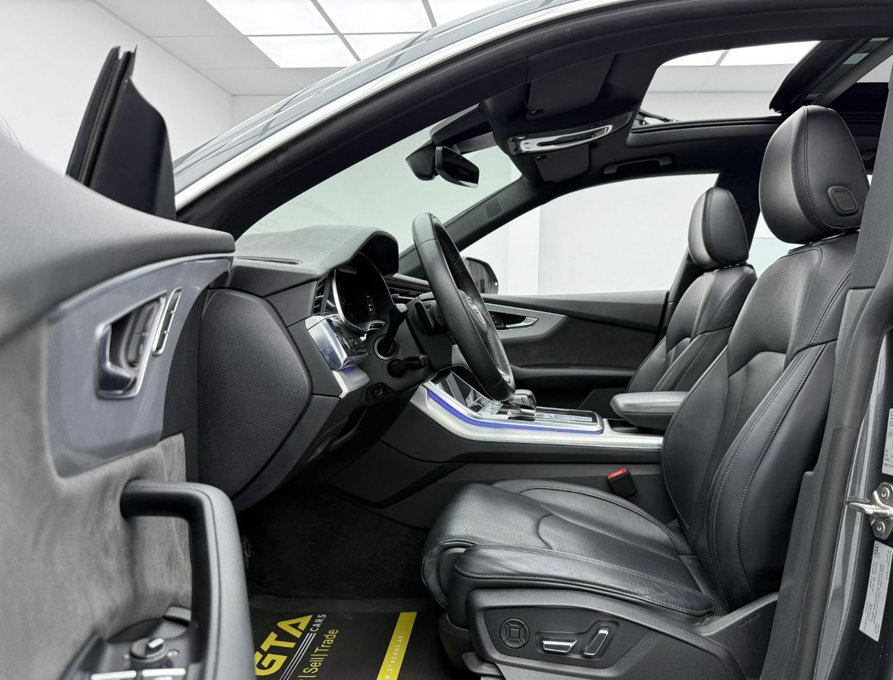 Audi Q8 55 TFSI quattro S-Line 3.0L (340 HP) 2019 Audi Q8 55 TFSI Quattro S-Line, Audi Service Pack, Warrant