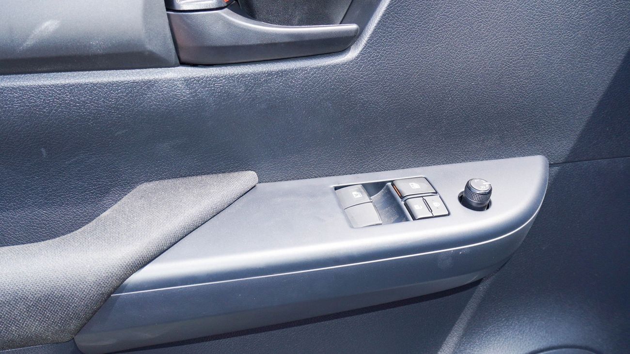 Toyota Hilux GLX 2.4L DIESEL 4WD M/T