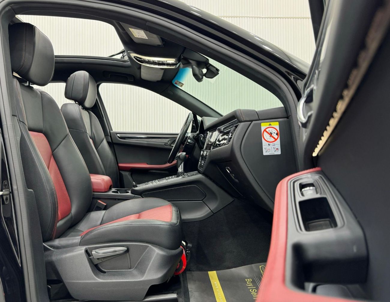 بورش ماكان Std 2.0L (252 HP) 2019 Porsche Macan, One Year Warranty, Service History, GCC