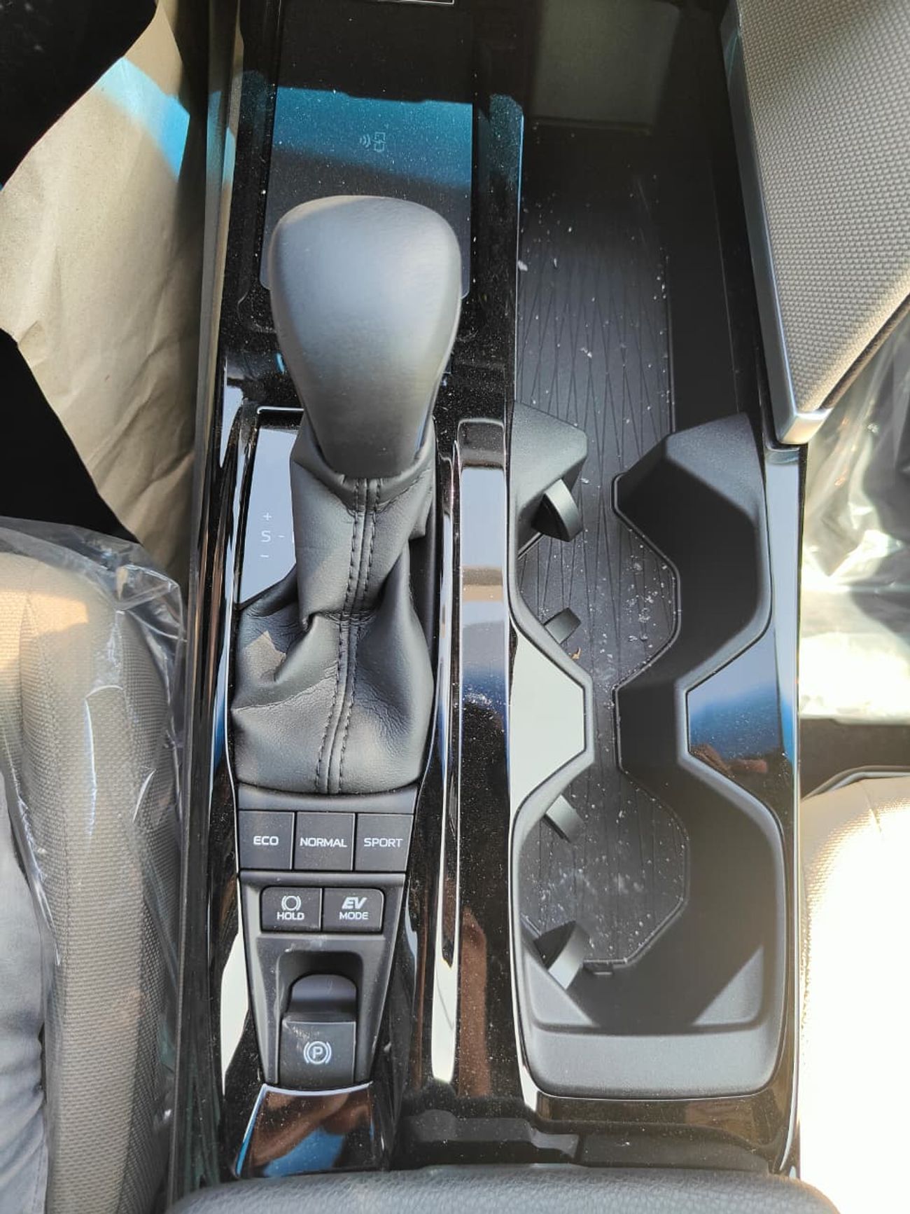 Toyota Camry 2025 Toyota Camry LE with Panoramic Roof 2.5L 4-Cyl Hybrid A/T FWD Export Only