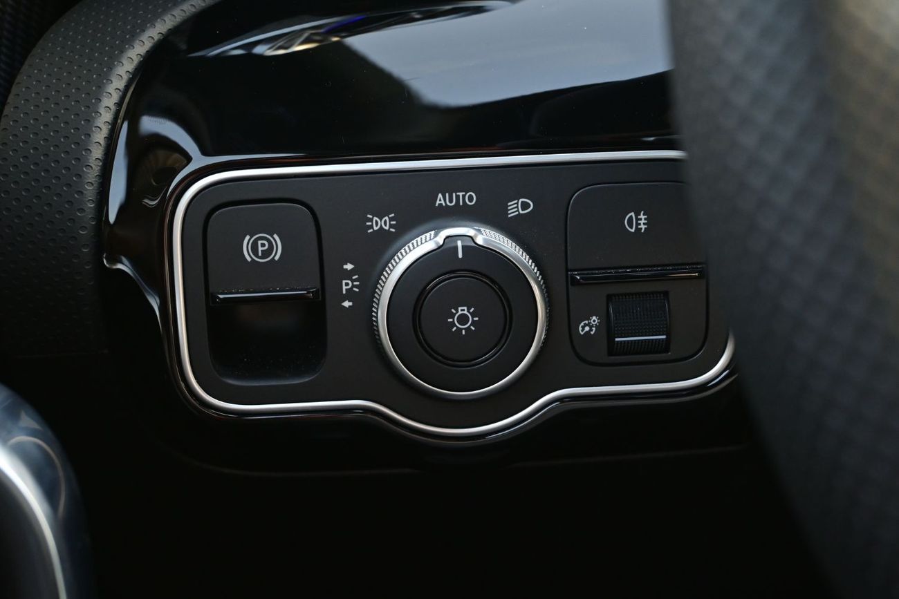 مرسيدس بنز A 200 Mercedes-Benz A200L 1.3L Turbo Petrol, Model 2025 Color White