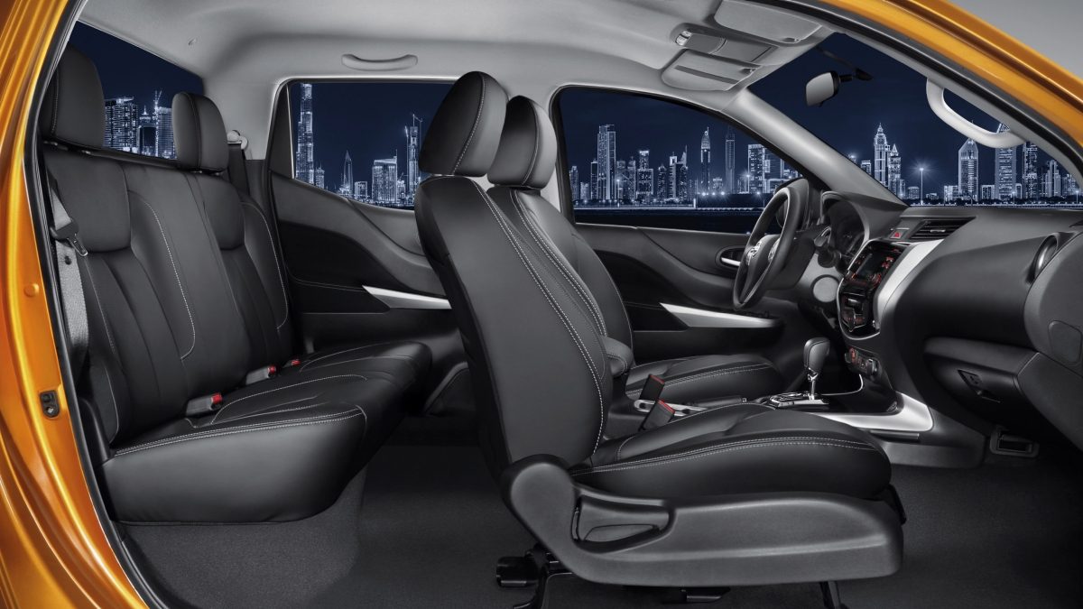 Nissan NP 300 interior - Seats