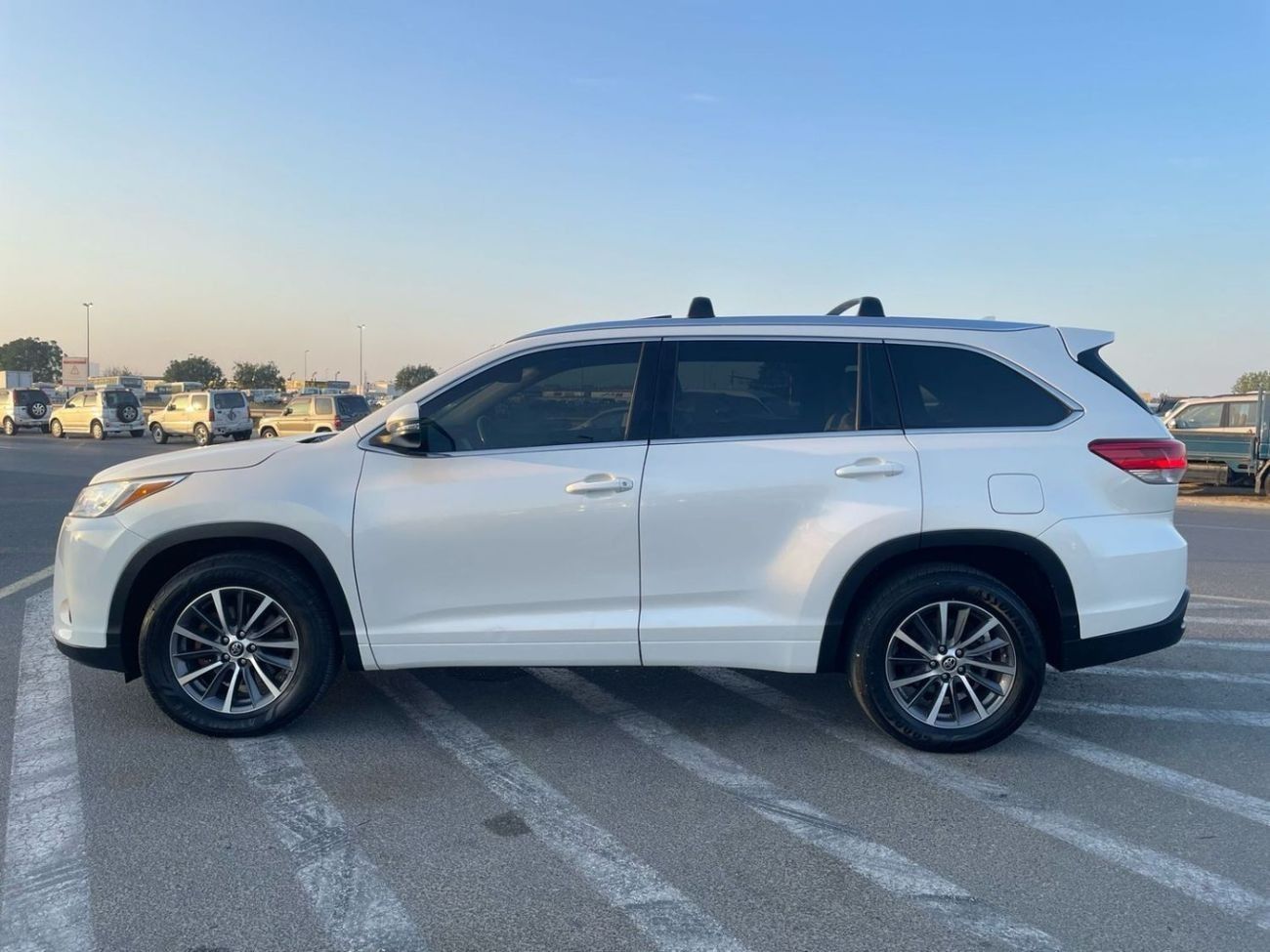 تويوتا هايلاندر 2018 Toyota Highlander XLE 3.5L V6 Full Option - 7 Seater With Radar - Leather Electric Seats - Trun