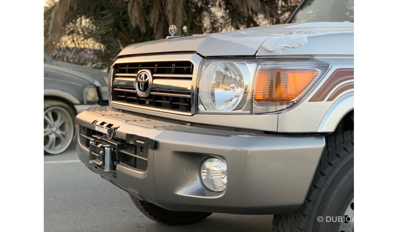 Toyota Land Cruiser Hard Top 4.0 MODEL 2021 GCC ( WOOD / FOG LIGHT / WINCH )